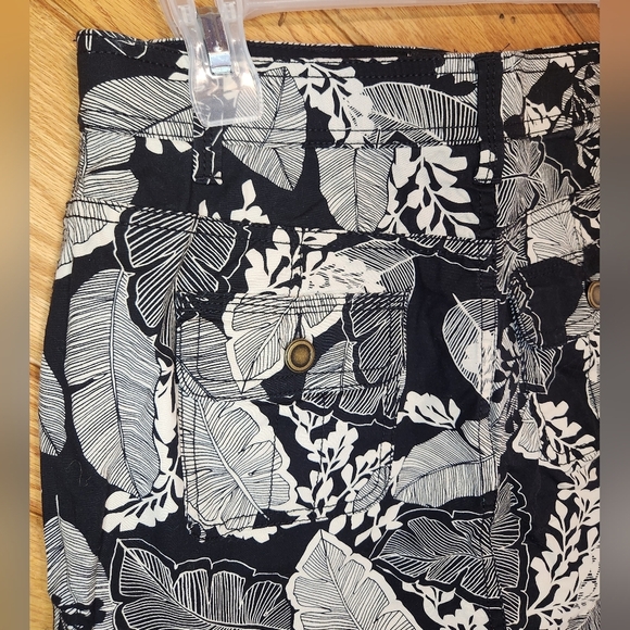 Croft & Barrow black and white leaf print classic fit skort size 4 stretch - Picture 10 of 10